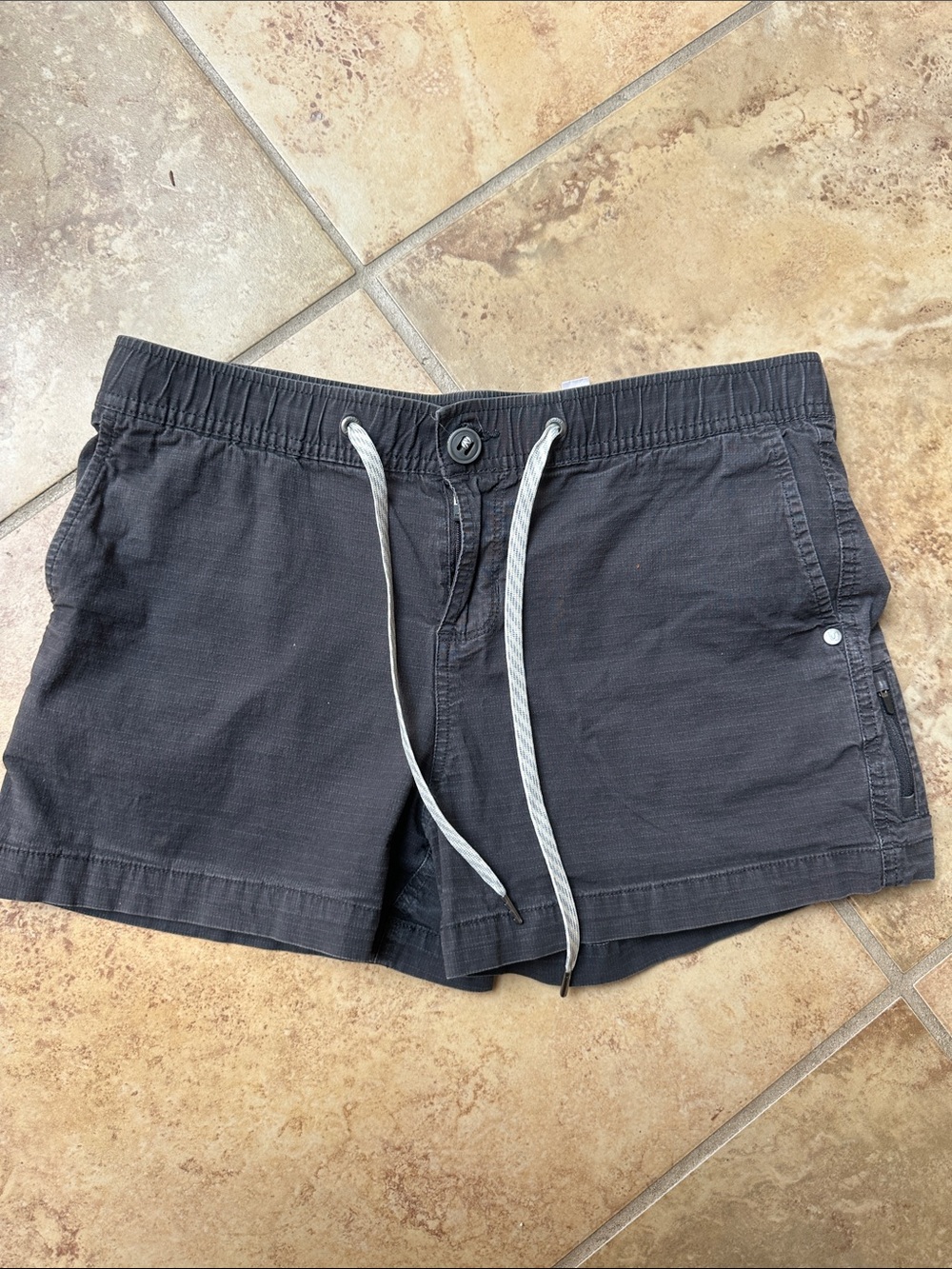 Vuori Women's Ripstop Shorts in Charcoal size medium